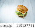 大理石の上に置かれた手作りのベーグルサンド 115127741