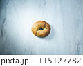 大理石の上に置かれた手作りのベーグル 115127782