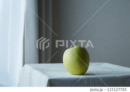 朝日に照らせれる青リンゴ 115127785