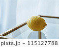 ガラスのテーブルの上の檸檬 115127788