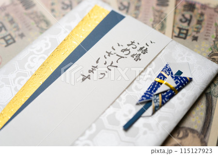 ご祝儀袋とお金 冠婚葬祭イメージ ご祝儀袋とお金 冠婚葬祭イメージ 115127923