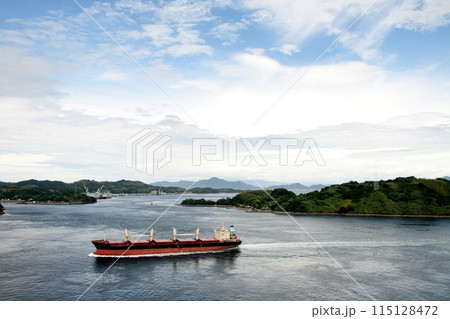 来島海峡を航行する貨物船 来島海峡を航行する貨物船 115128472