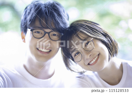 眼鏡をかけた若いカップル 眼鏡をかけた若いカップル 115128533
