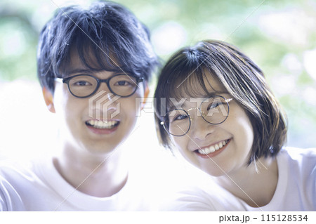 眼鏡をかけた若いカップル 眼鏡をかけた若いカップル 115128534
