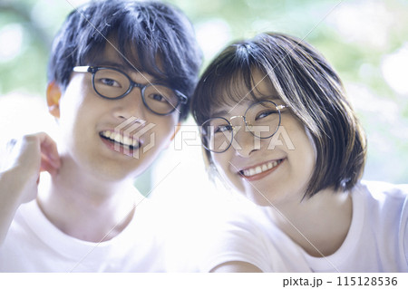 眼鏡をかけた若いカップル 115128536