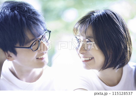 眼鏡をかけた若いカップル 115128537