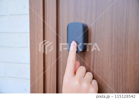 玄関扉を指紋解錠する子供 115128542