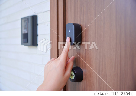 玄関扉を指紋解錠する子供 玄関扉を指紋解錠する子供 115128546