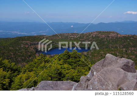長野県小海町にある高見石から見る白駒池の風景 115128560