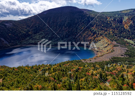 家形山から見る紅葉の五色沼と吾妻連峰・一切経山 家形山から見る紅葉の五色沼と吾妻連峰・一切経山 115128592