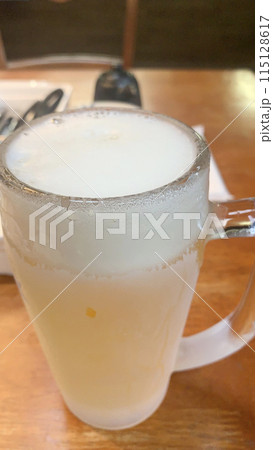 生ビールで乾杯 ジョッキの泡 生ビールで乾杯 ジョッキの泡 115128617