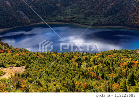 吾妻連峰・家形山から見る紅葉の五色沼 115128685