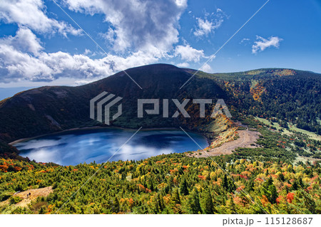 吾妻連峰・家形山から見る紅葉の五色沼 115128687
