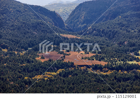 吾妻連峰縦走路から見る草紅葉の谷地平 115129001