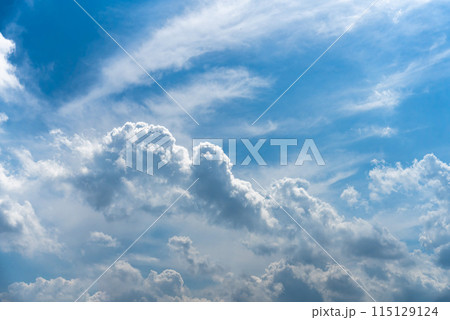 初夏の晴天の青空を夏雲が浮遊するタイムラプス 115129124