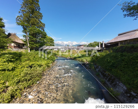 新緑の白馬　大出の吊り橋と残雪の白馬三山　長野県白馬村（ドローンによる空撮） 115129266