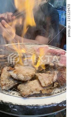 七輪で焼肉　燃える炎と肉とトングで調理 115129478