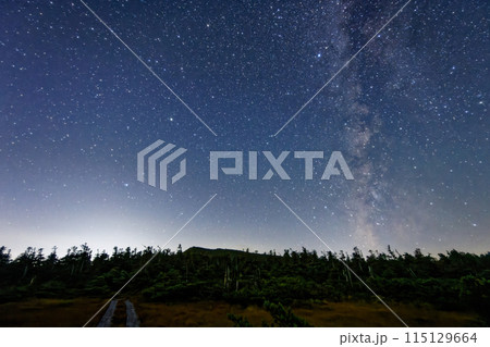 吾妻連峰・弥兵衛平の星空 115129664