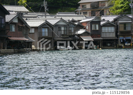 丹後半島の北の端ここは伊根の舟屋です 丹後半島の北の端ここは伊根の舟屋です 115129856