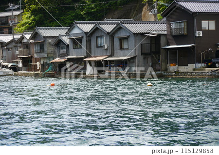 丹後半島の北の端ここは伊根の舟屋です 丹後半島の北の端ここは伊根の舟屋です 115129858