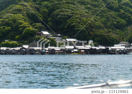 丹後半島の北の端ここは伊根の舟屋です 115129861