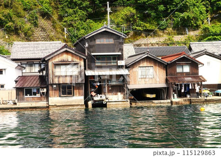 丹後半島の北の端ここは伊根の舟屋です 115129863