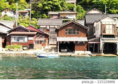 丹後半島の北の端ここは伊根の舟屋です 丹後半島の北の端ここは伊根の舟屋です 115129866