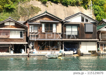 丹後半島の北の端ここは伊根の舟屋です 115129870
