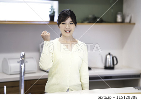 キッチンでくつろぐ笑顔の女性 115129888