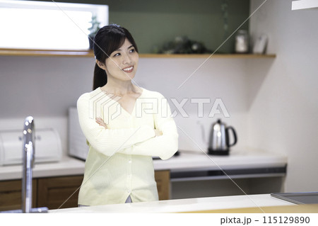 キッチンでくつろぐ笑顔の女性 キッチンでくつろぐ笑顔の女性 115129890
