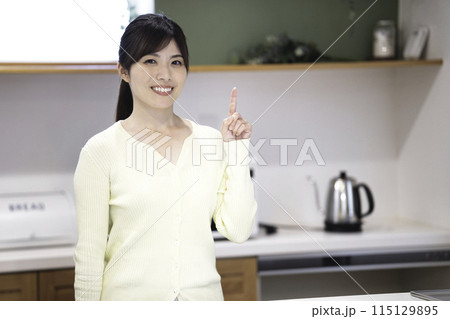 キッチンでくつろぐ笑顔の女性 キッチンでくつろぐ笑顔の女性 115129895