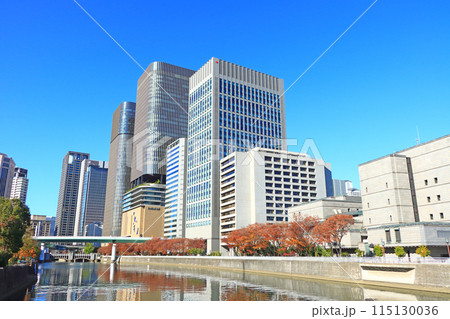 大阪府大阪市、中之島周辺に建つ高層ビル群の風景 115130036
