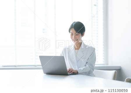 窓辺に座る白衣姿の女性 115130050