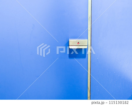 鍵の閉まったトイレの扉 115130182