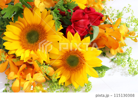 ひまわりのフラワーアレンジ 115130308