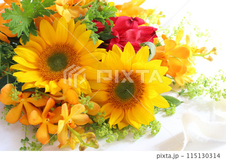 ひまわりのフラワーアレンジ 115130314