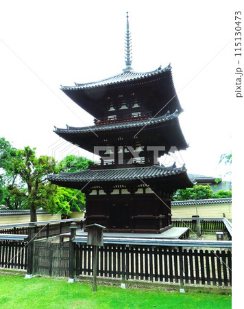 奈良、興福寺三重塔正面外観全体コピースペース 奈良、興福寺三重塔正面外観全体コピースペース 115130473