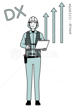 DXのイメージ、業務改善に成功したヘルメットと作業着姿のシニア女性技師 115130794