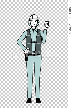 戴著頭盔和工作服的高級女工程師在工作時使用智慧型手機 戴著頭盔和工作服的高級女工程師在工作時使用智慧型手機 115130802