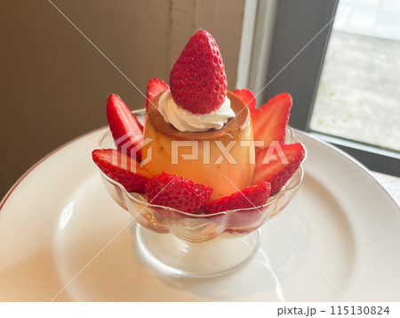 窓際の、苺が飾られプリンアラモード 窓際の、苺が飾られプリンアラモード 115130824