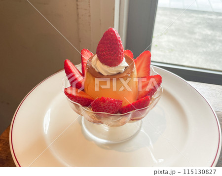 苺が飾られプリンアラモード 115130827