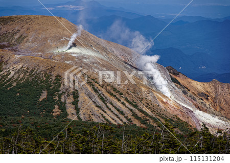 吾妻連峰・東吾妻山から見る噴煙上がる一切経山 吾妻連峰・東吾妻山から見る噴煙上がる一切経山 115131204