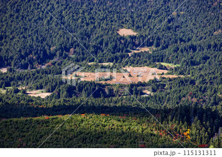 東吾妻山から見る秋色の谷地平 115131311