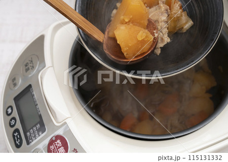 炊飯器料理 肉じゃが 盛り付ける 炊飯器料理 肉じゃが 盛り付ける 115131332