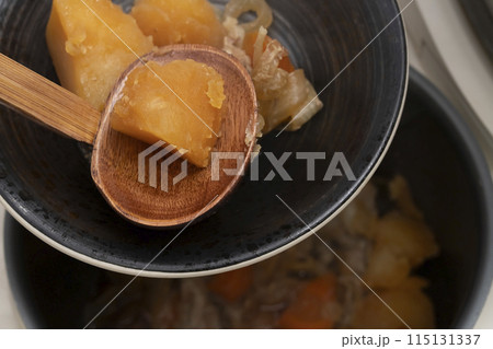 炊飯器料理　肉じゃが 盛り付ける 115131337