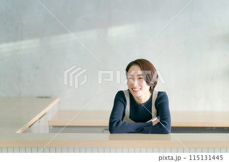 カフェで働く女性スタッフ 115131445