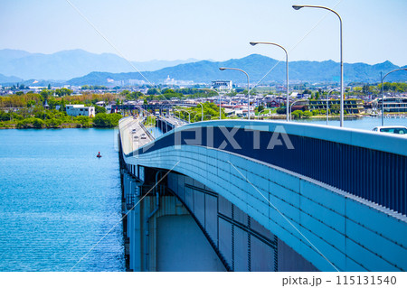 【びわ湖風景】琵琶湖大橋からのマリンブルーの眺め 115131540