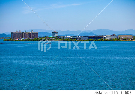 【びわ湖風景】琵琶湖大橋からのマリンブルーの眺め 115131602