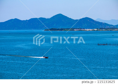 【びわ湖風景】琵琶湖大橋からのマリンブルーの眺め 115131625