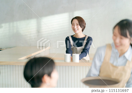 カフェで働く人たち 115131697